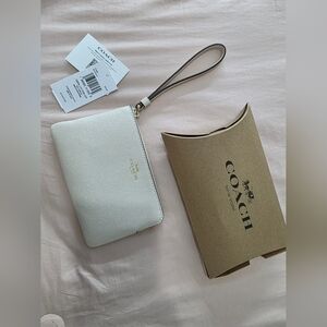 ​NWT Coach Corner Zip Wristlet in Chalk White Pebble Leather - Brand New in Box